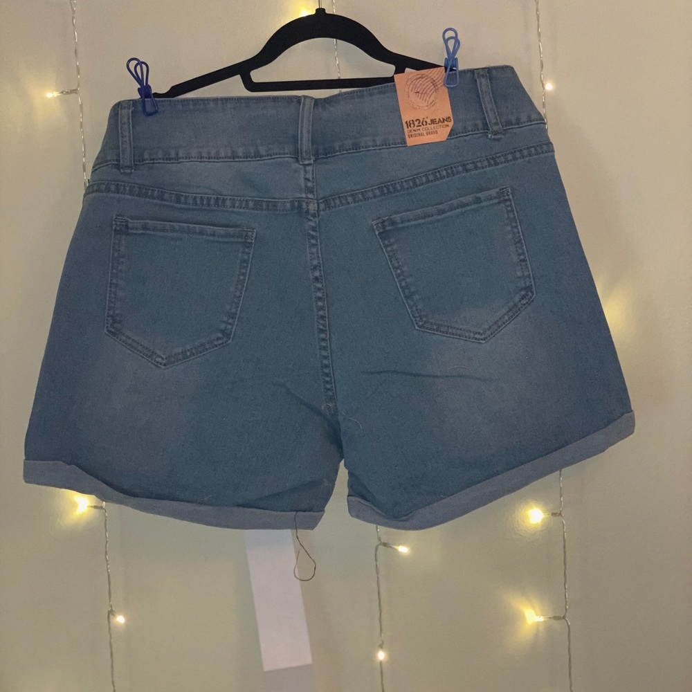 NWT 1826 Plus Size Jean Shorts sz 20. Light blue.